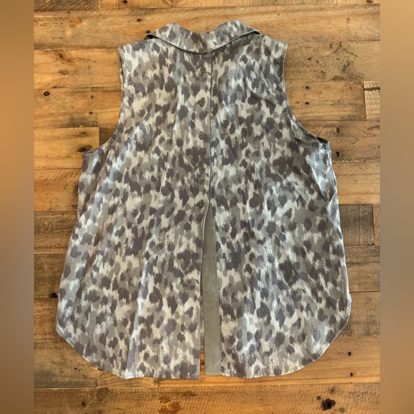 Anthropologie Cloth‎ and Stone Taping Leopard Print Split Button Back Tank Top - Picture 3 of 5
